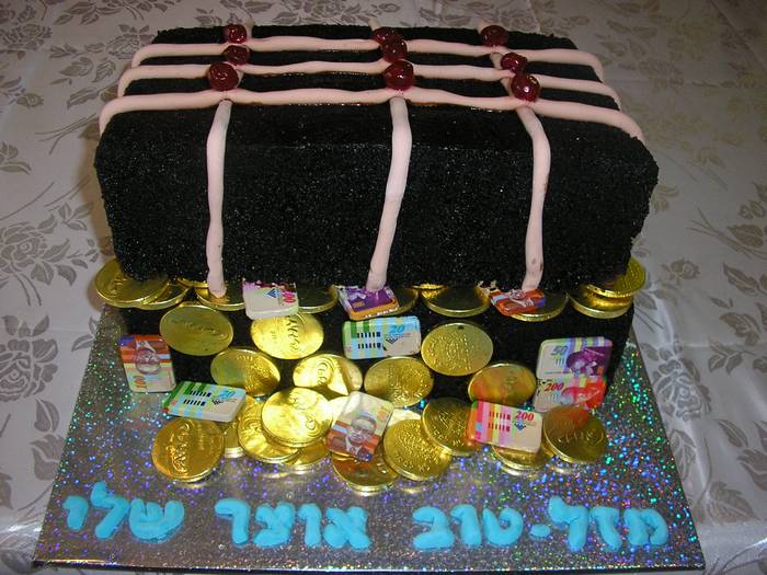 עוגת יום הולדת שוקולד תיבת אוצר עם מטבעות זהב וכסף